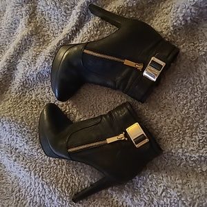 Vince Camuto Size 6.5 Black Leather Booties